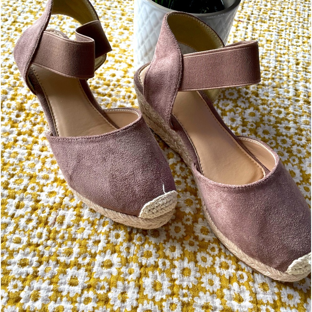 Adorable tan espadrilles with elastic ankle